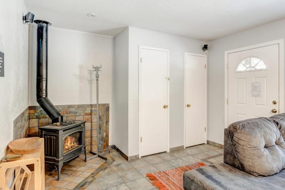 Wonderful year-round escape near skiing & lake with pool hot tub & deck House in Dollar Point