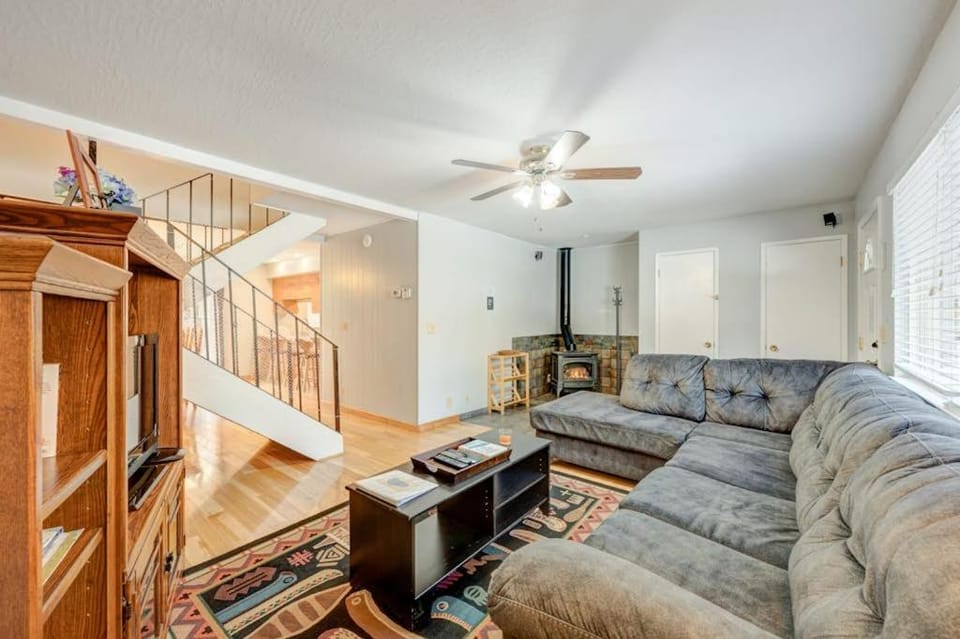 Wonderful year-round escape near skiing & lake with pool hot tub & deck House in Dollar Point