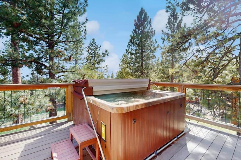 Mountain home with fireplace partial lake views from deck & hot tub House in Dollar Point
