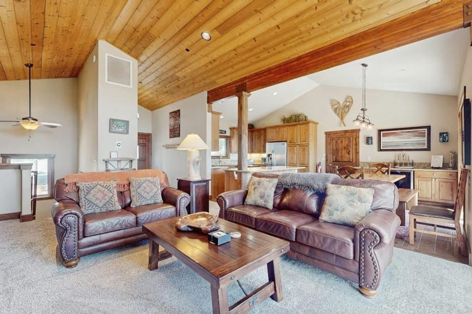 Mountain home with fireplace partial lake views from deck & hot tub House in Dollar Point