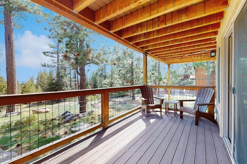 Mountain home with fireplace partial lake views from deck & hot tub House in Dollar Point