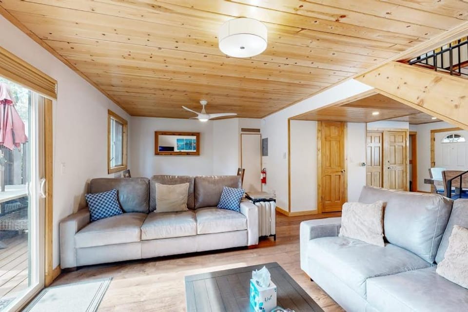 Remodeled Lake Tahoe Beach Condo - Pools Tennis & Deck - Near Ski Resorts House in Dollar Point