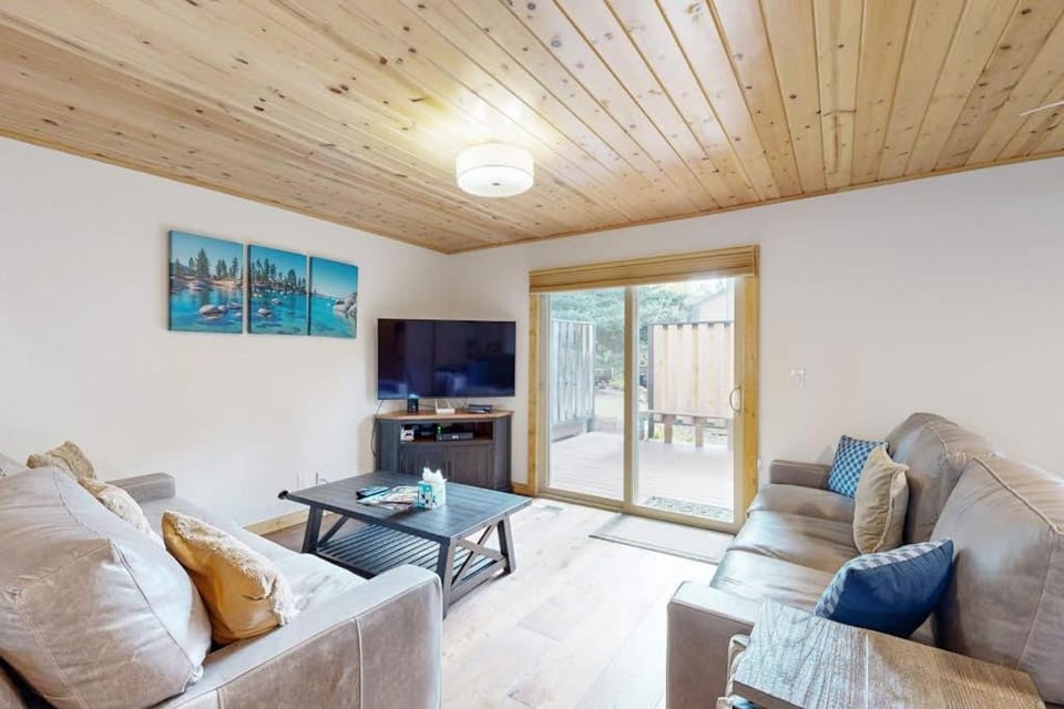 Remodeled Lake Tahoe Beach Condo - Pools Tennis & Deck - Near Ski Resorts House in Dollar Point