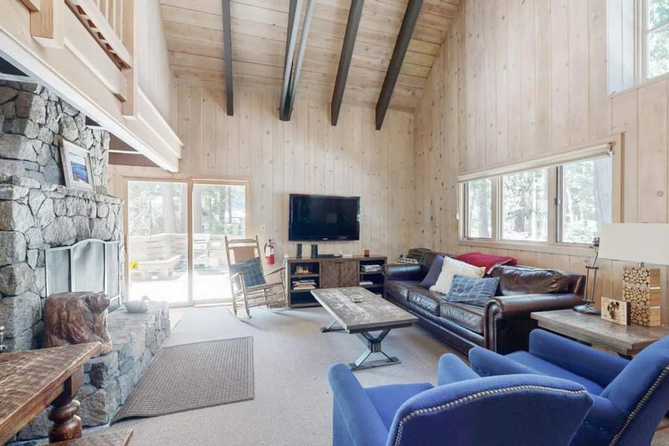 Classic chalet with hot tub boat launch & Gas grill House in Tahoe City