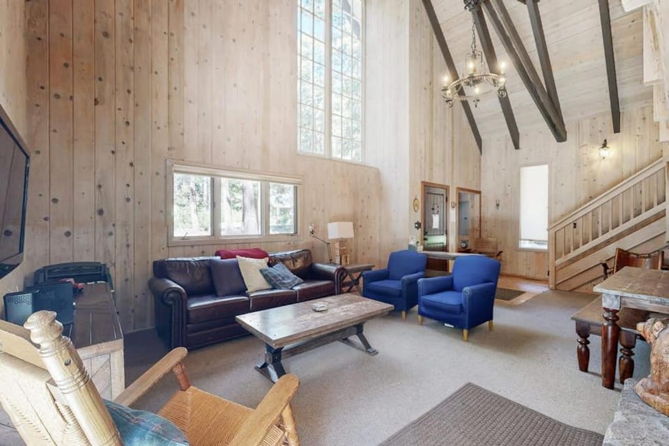 Classic chalet with hot tub boat launch & Gas grill House in Tahoe City