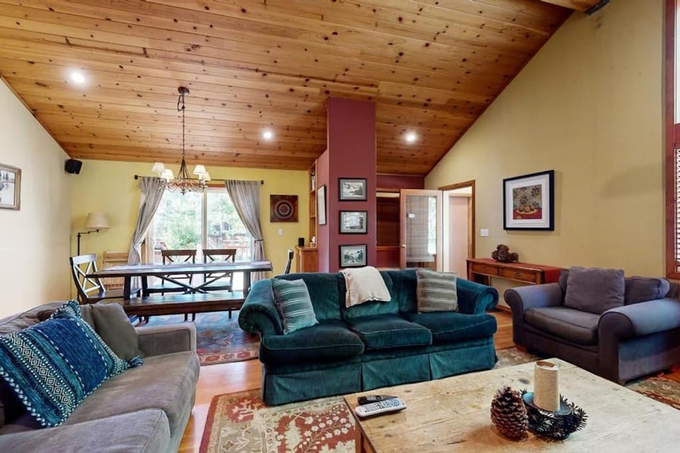 Lake Tahoe Cabin with Hot Tub Private Studio & Yard - Near Resorts Cabin in Tahoe City