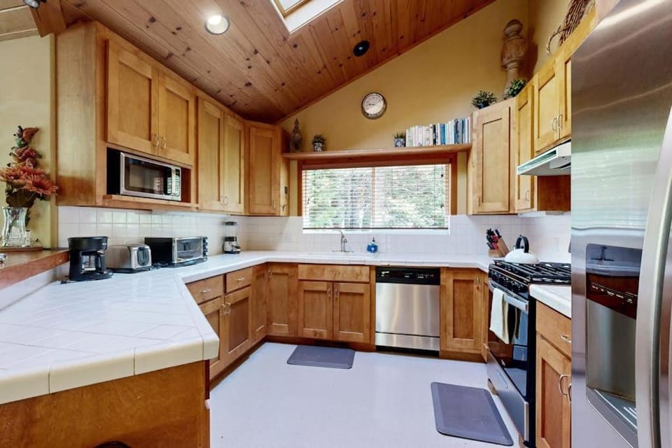 Lake Tahoe Cabin with Hot Tub Private Studio & Yard - Near Resorts Cabin in Tahoe City