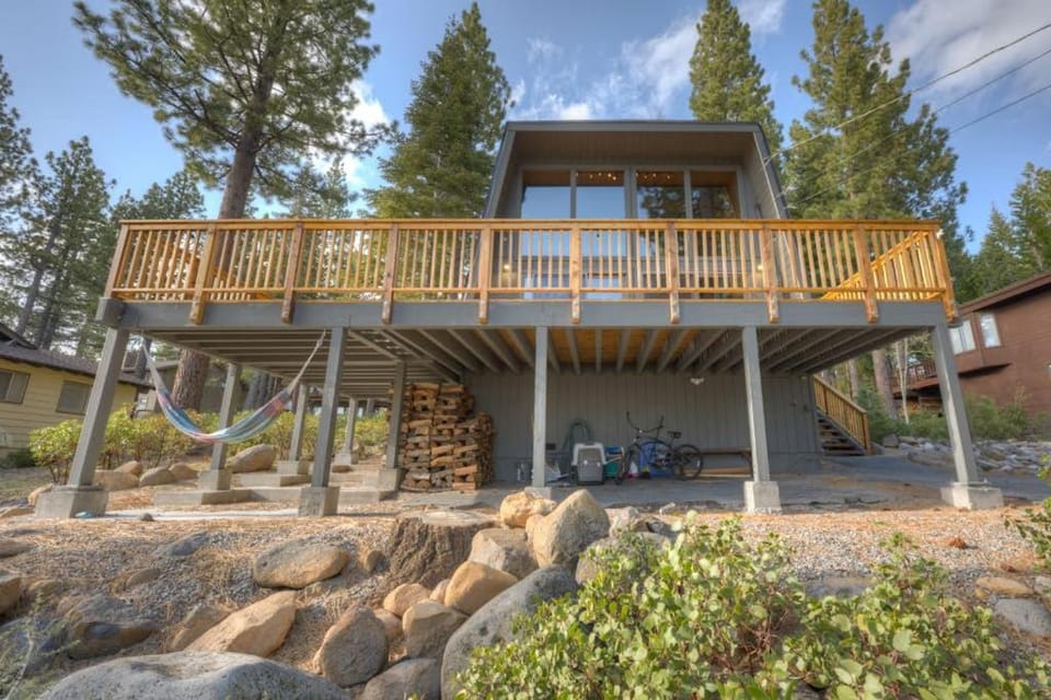 Lake view house with WiFi washer&dryer and fireplace - dogs are welcome House in Dollar Point
