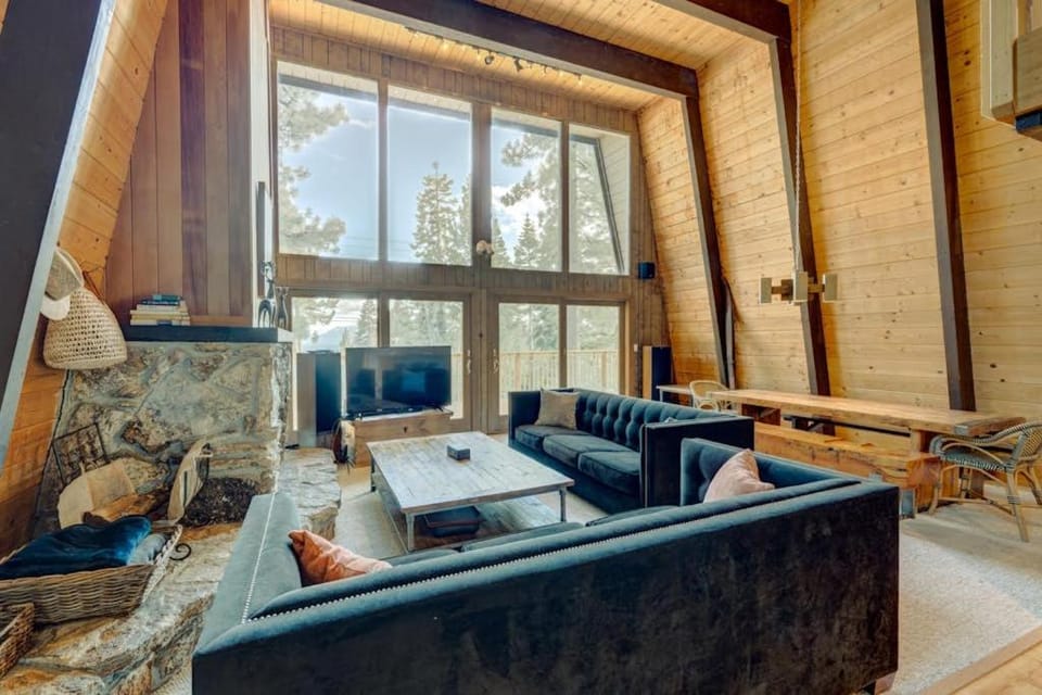 Lake view house with WiFi washer&dryer and fireplace - dogs are welcome House in Dollar Point