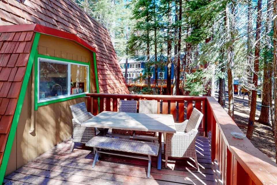Quiet dog-friendly home in the woods with deck & fireplace - near the lake House in Tahoe City