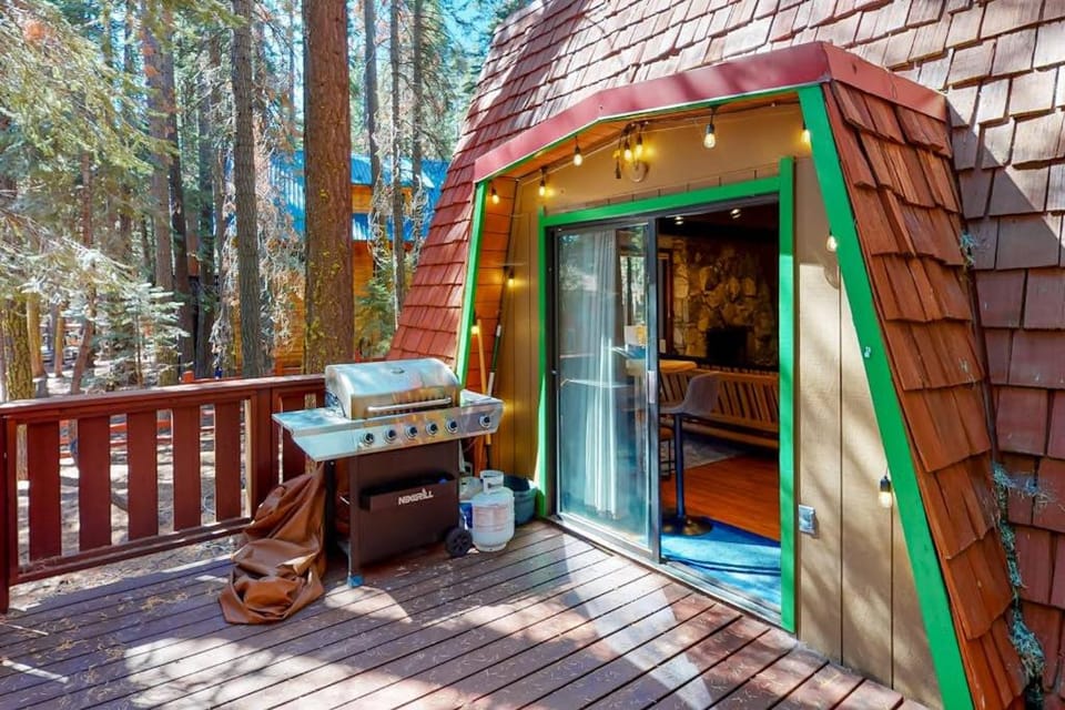 Quiet dog-friendly home in the woods with deck & fireplace - near the lake House in Tahoe City