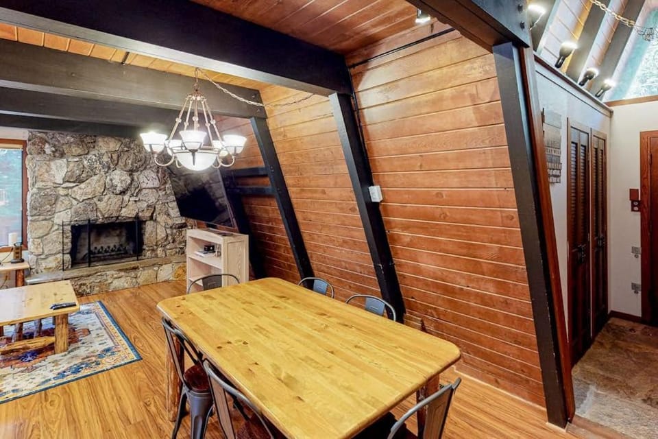 Quiet dog-friendly home in the woods with deck & fireplace - near the lake House in Tahoe City