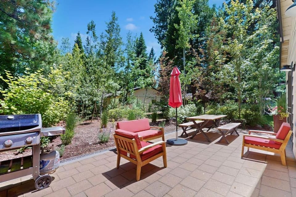 Cozy & contemporary family-friendly home with free WiFi & a private washer&dryer House in Tahoe City