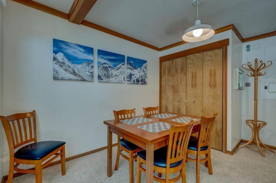 Condo close to ski hill with fireplace balcony W&D hot tub & pool House in Tahoe City