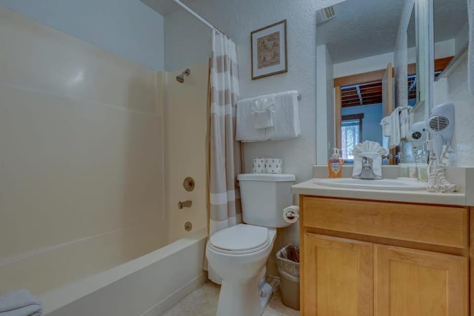 Condo close to ski hill with fireplace balcony W&D hot tub & pool House in Tahoe City