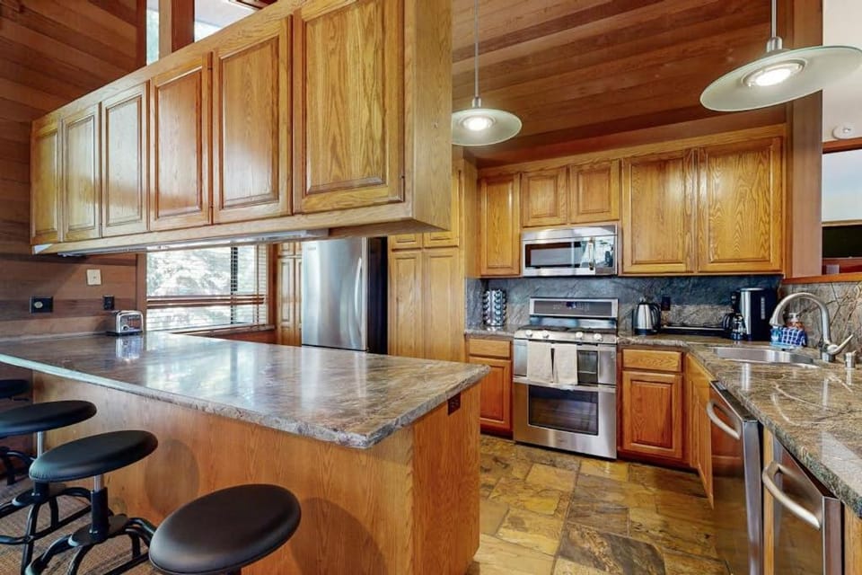 Amazing Dollar Point Retreat - 2 Suites & Fireplace - 2 Decks HVAC & Grill House in Dollar Point