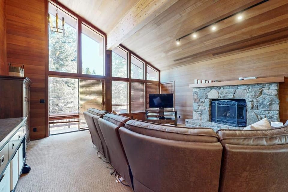 Amazing Dollar Point Retreat - 2 Suites & Fireplace - 2 Decks HVAC & Grill House in Dollar Point