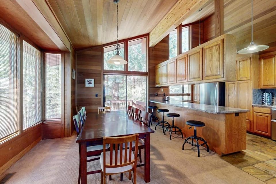 Amazing Dollar Point Retreat - 2 Suites & Fireplace - 2 Decks HVAC & Grill House in Dollar Point