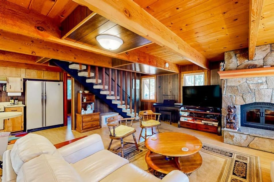 Two-story cabin with a wood fireplace washer&dryer & decks Cabin in Tahoe City