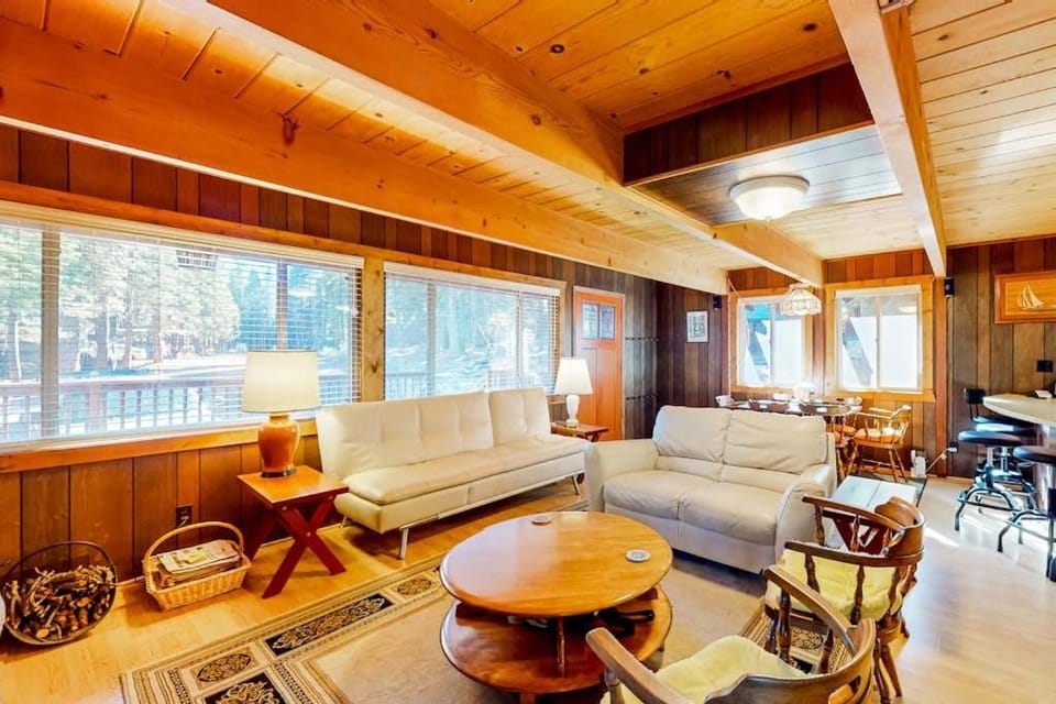 Two-story cabin with a wood fireplace washer&dryer & decks Cabin in Tahoe City