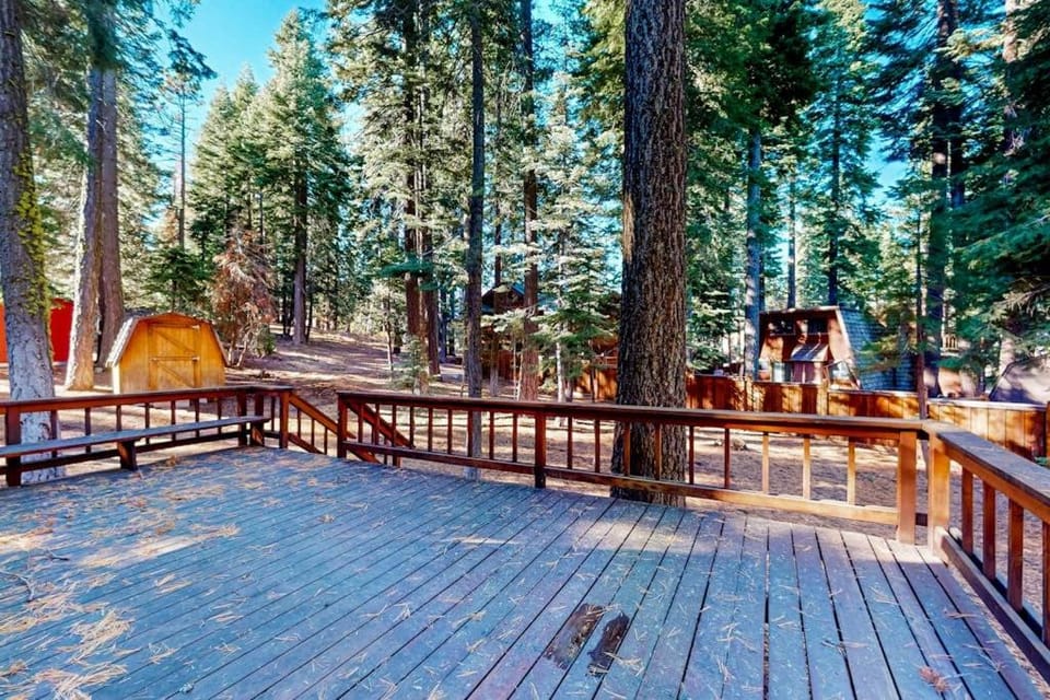 Two-story cabin with a wood fireplace washer&dryer & decks Cabin in Tahoe City