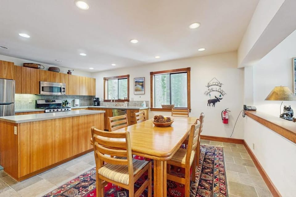 Spacious mountain home with deck mountain views & access to year-round activities House in Sierra Nevada