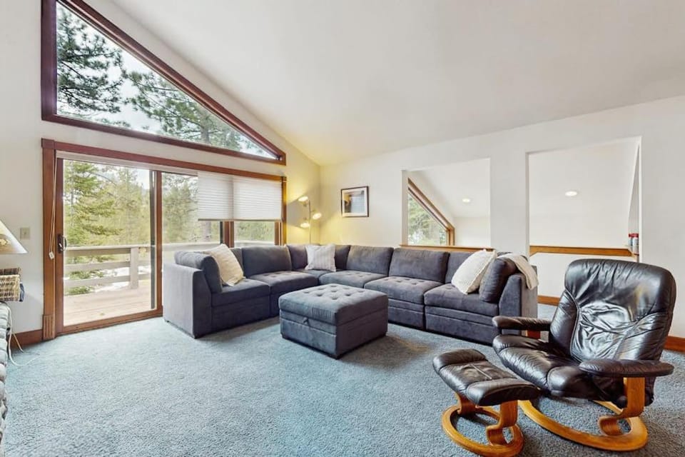Spacious mountain home with deck mountain views & access to year-round activities House in Sierra Nevada