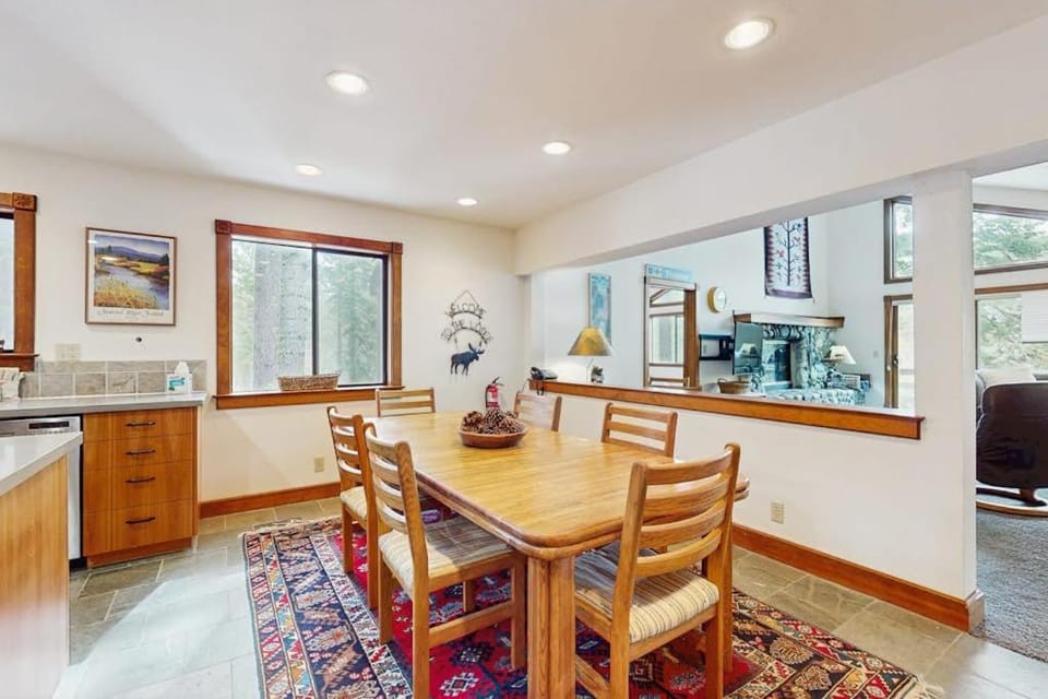 Spacious mountain home with deck mountain views & access to year-round activities House in Sierra Nevada