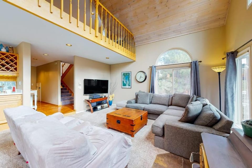 Spacious Home Near Resorts - Access to Shared Pool Hot Tub & Sauna House in Truckee