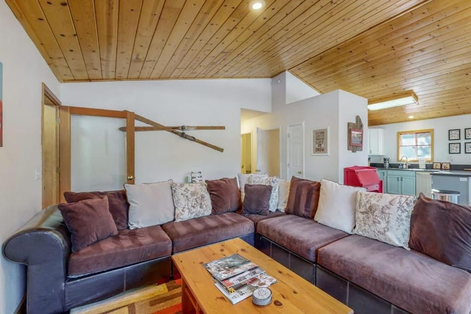 Spacious Cabin-Style Home with Mountain Views & Shared Hot Tub & Pool Cabin in Truckee