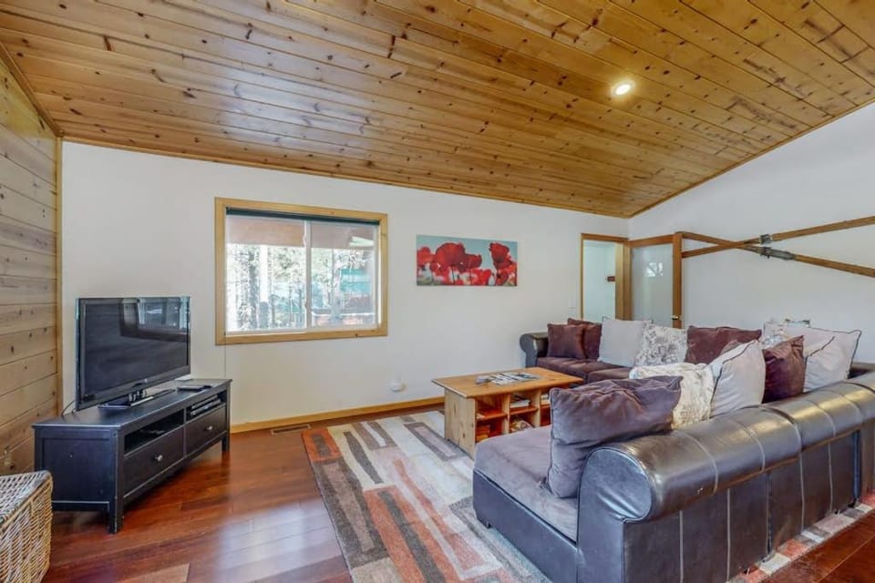 Spacious Cabin-Style Home with Mountain Views & Shared Hot Tub & Pool Cabin in Truckee