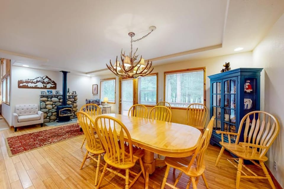 Mountain Home with Access to Shared Pool Hot Tub Sauna & Tennis House in Truckee