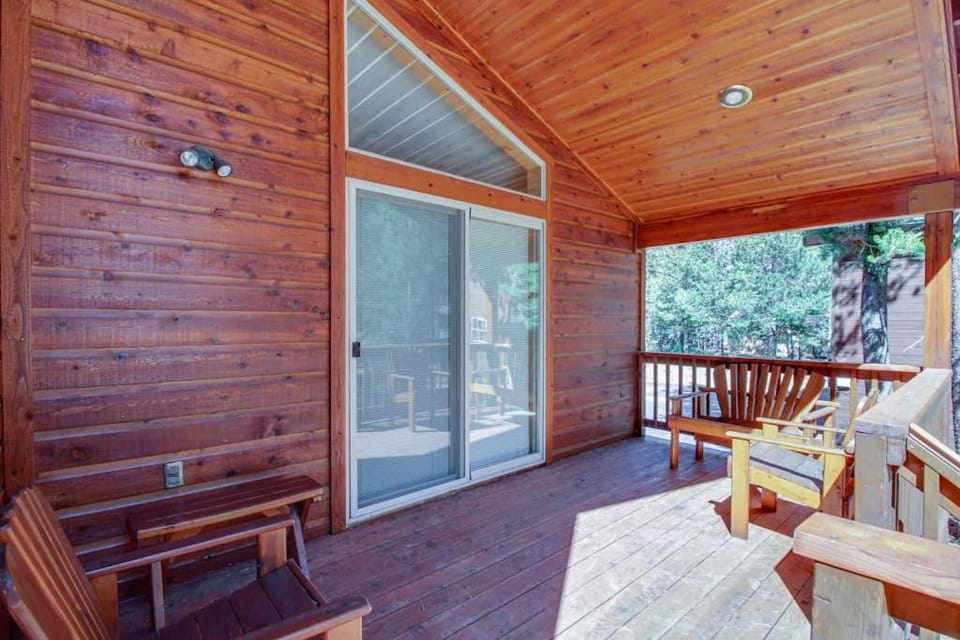 Mountain Home with Access to Shared Pool Hot Tub Sauna & Tennis House in Truckee