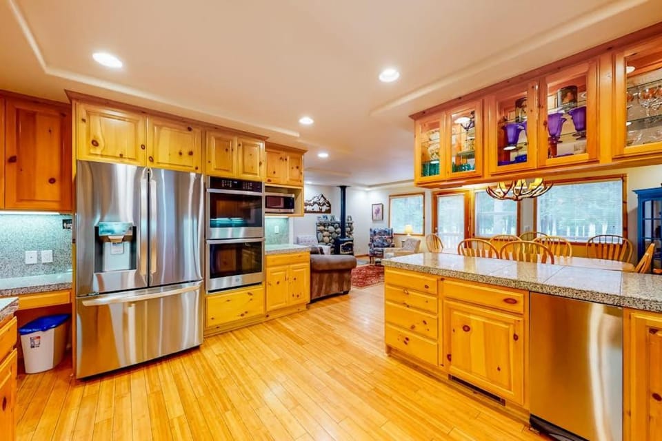 Mountain Home with Access to Shared Pool Hot Tub Sauna & Tennis House in Truckee