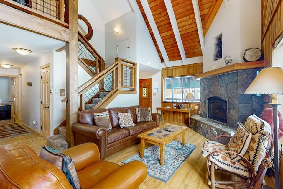Roomy Cabin-Style Home with On-Site Golf & Shared Pool Hot Tub - Skiing Nearby Cabin in Truckee