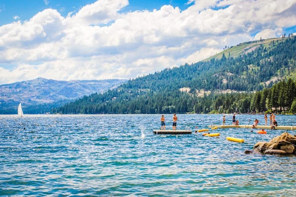 Roomy Cabin-Style Home with On-Site Golf & Shared Pool Hot Tub - Skiing Nearby Cabin in Truckee