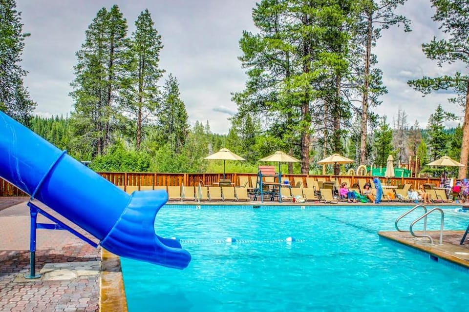 Roomy Cabin-Style Home with On-Site Golf & Shared Pool Hot Tub - Skiing Nearby Cabin in Truckee