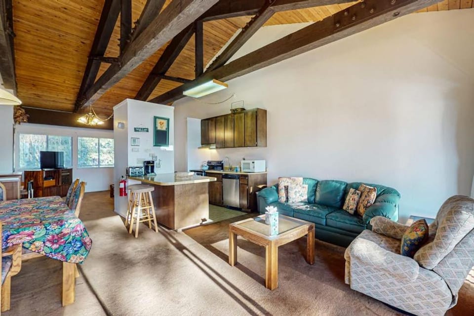 Sunny Family-Friendly Condo - Near the Lake House in Dollar Point