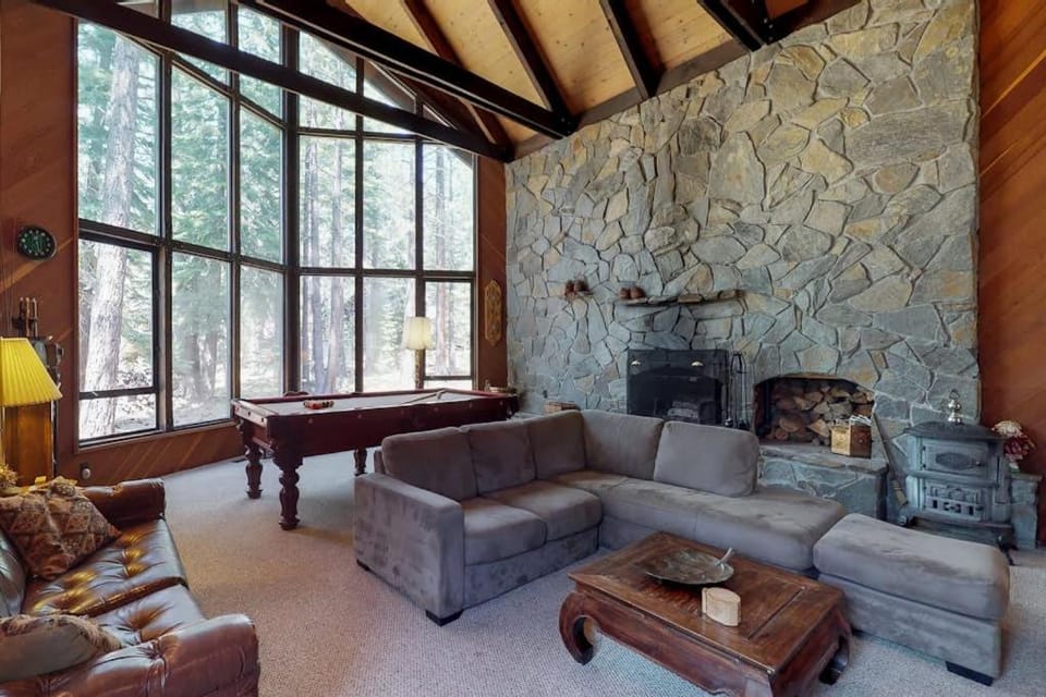 Family-friendly cabin with shared pool hot tub & tennis - near golf & skiing Cabin in Truckee