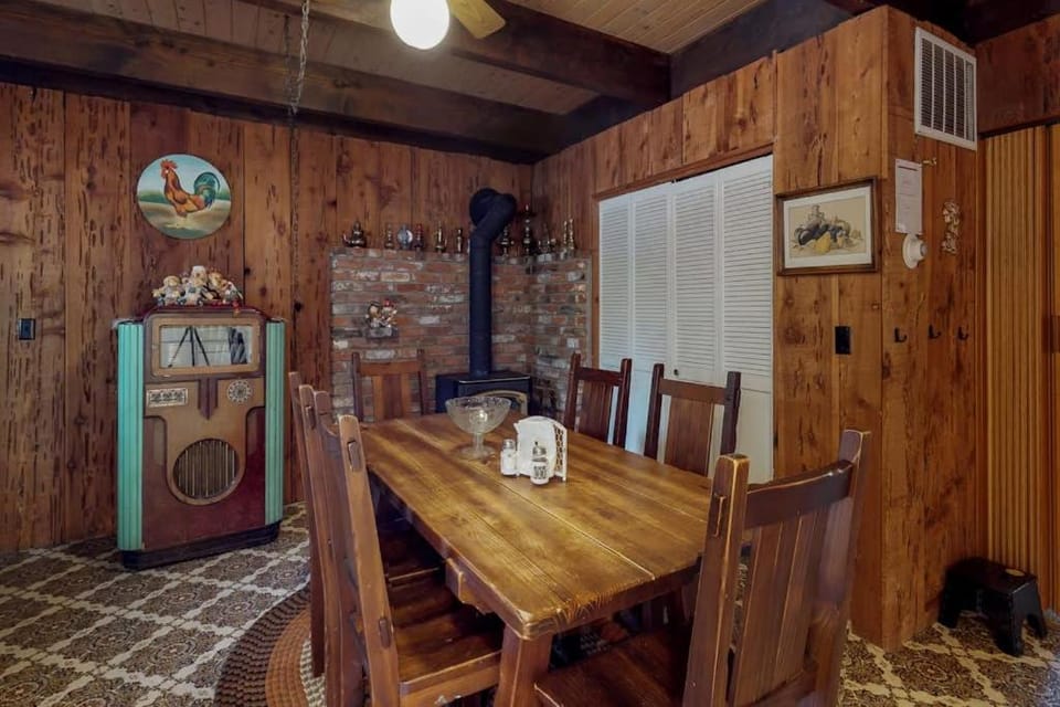 Family-friendly cabin with shared pool hot tub & tennis - near golf & skiing Cabin in Truckee