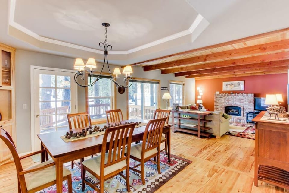 Spacious Lodge Near Donner Lake with Shared Pool & Hot Tub House in Truckee
