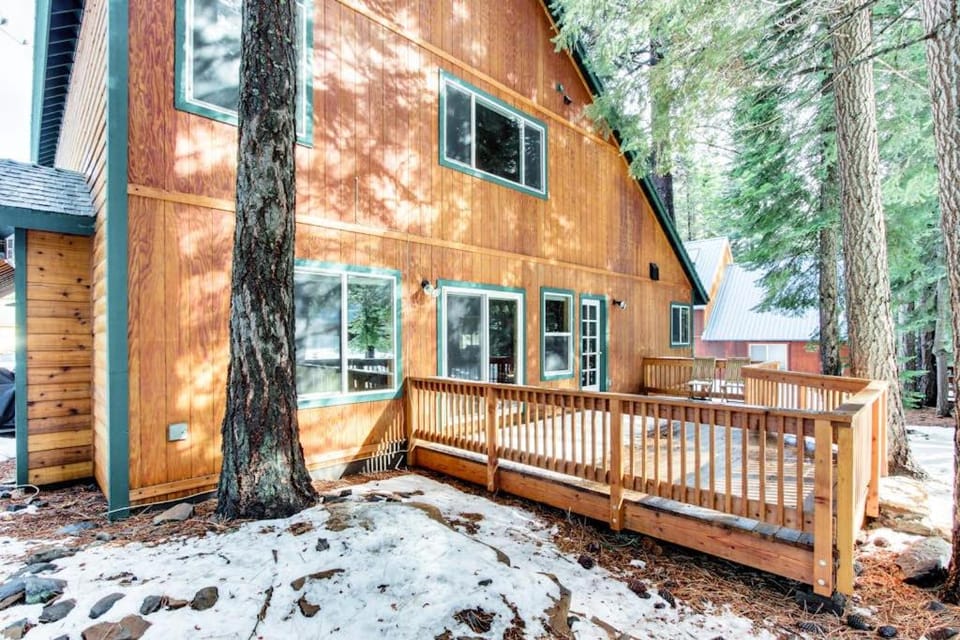 Spacious Lodge Near Donner Lake with Shared Pool & Hot Tub House in Truckee