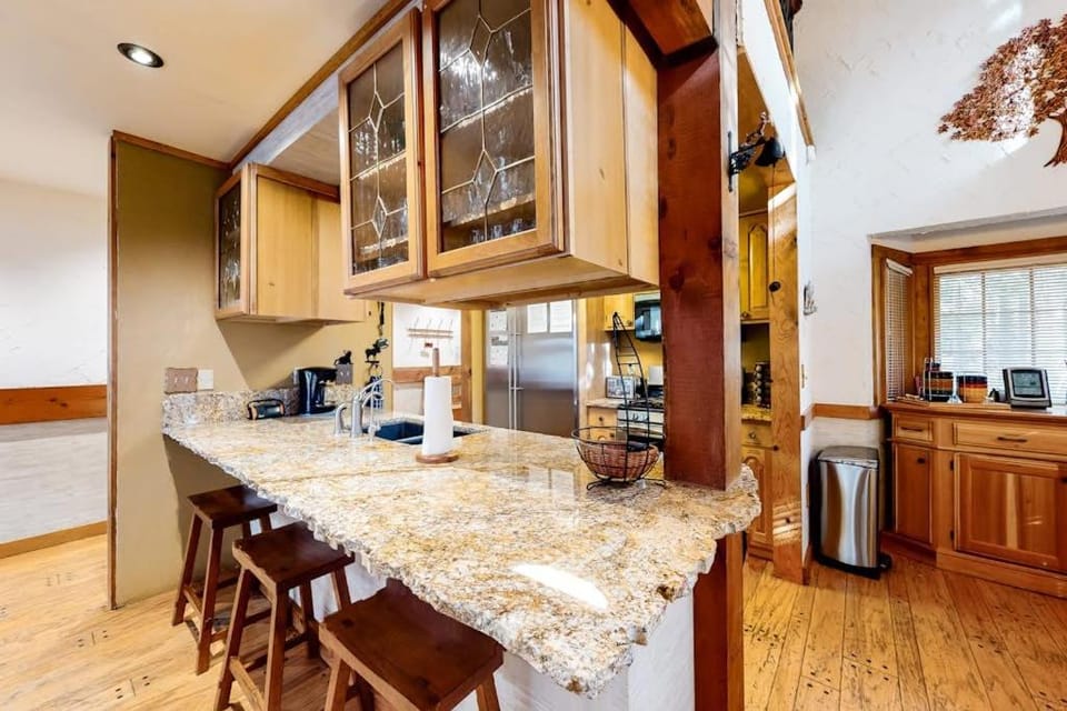 Family friendly cabin with a private hot tub & access to a shared pool tennis Cabin in Truckee
