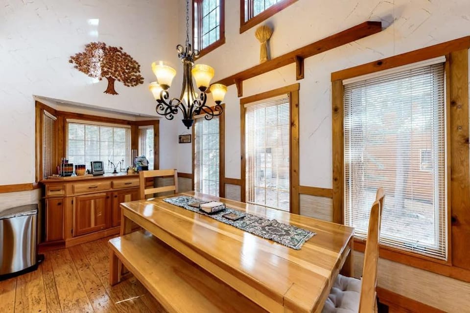 Family friendly cabin with a private hot tub & access to a shared pool tennis Cabin in Truckee