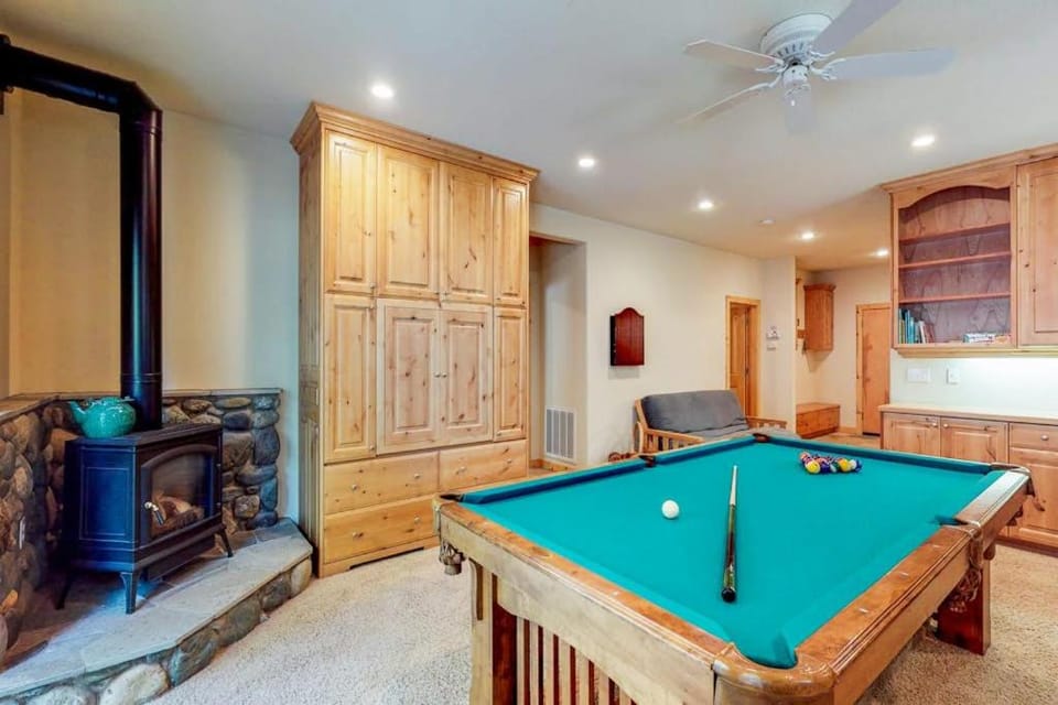 Spacious home with access to golf tennis hot tub & pool House in Truckee