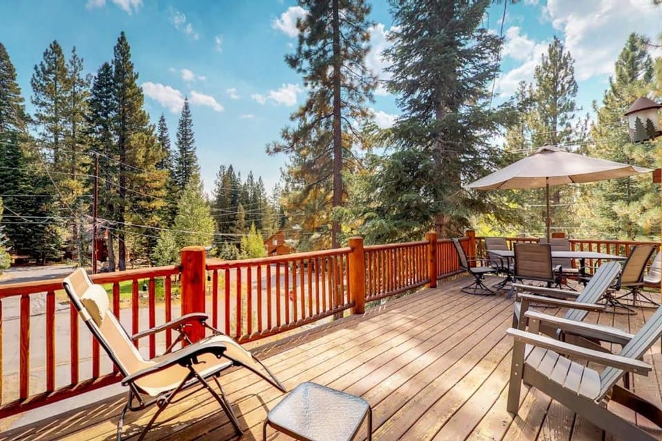 Spacious home with access to golf tennis hot tub & pool House in Truckee