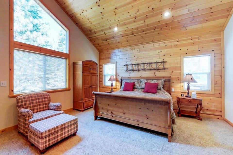 Spacious home with access to golf tennis hot tub & pool House in Truckee