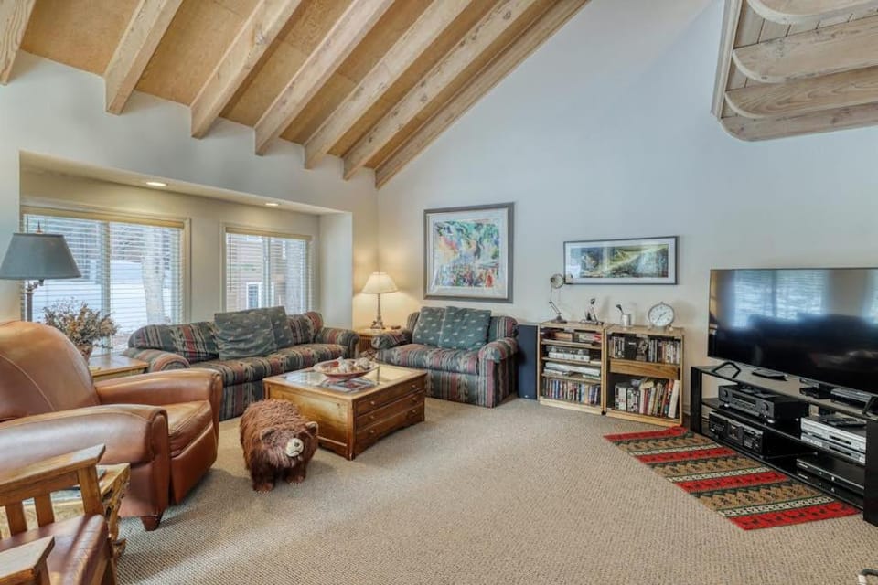 Lovely dog-friendly condo with shared pool - close to golf and rec center House in Truckee