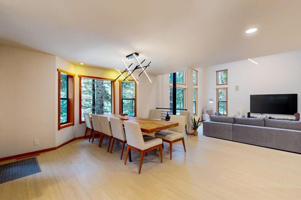 Beautiful cabin with spa game room EV charger near golf & skiing pets welcome Cabin in Truckee