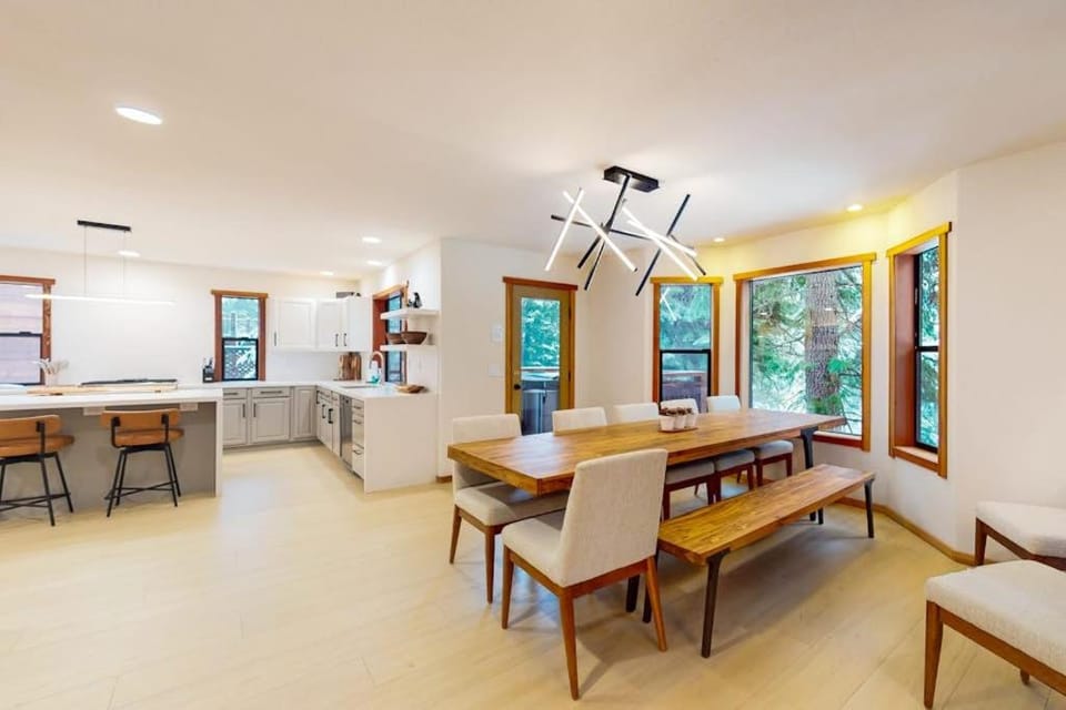 Beautiful cabin with spa game room EV charger near golf & skiing pets welcome Cabin in Truckee